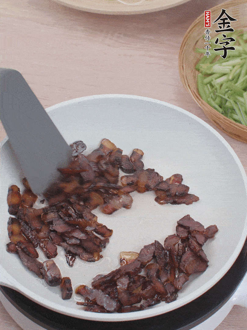 起鍋熱油，煸香醬油肉。