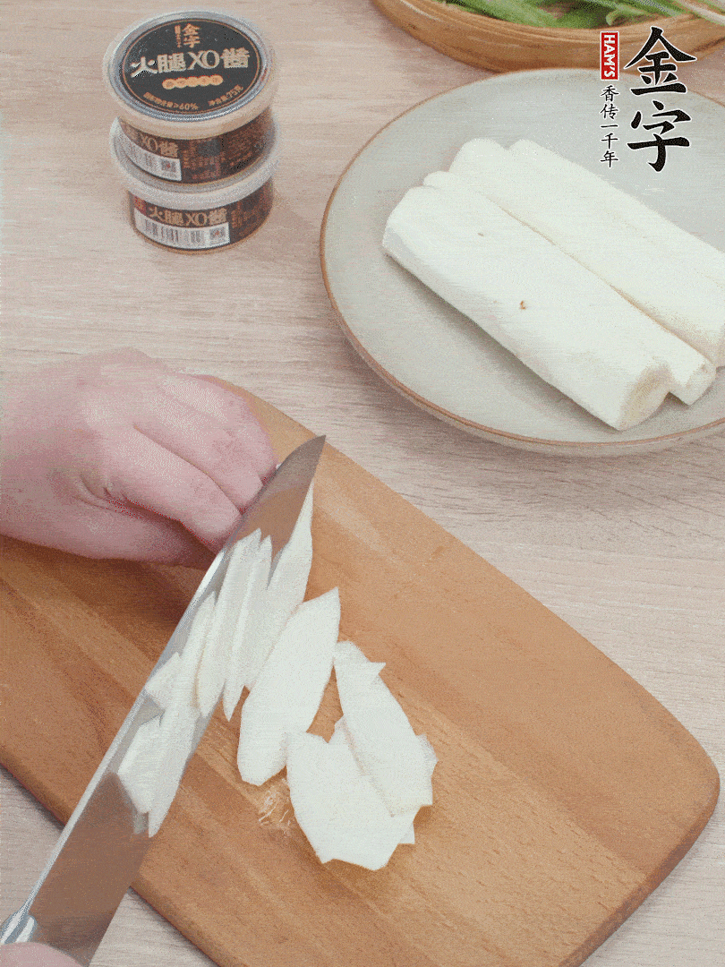 鐵棍山藥去皮，斜刀切片。