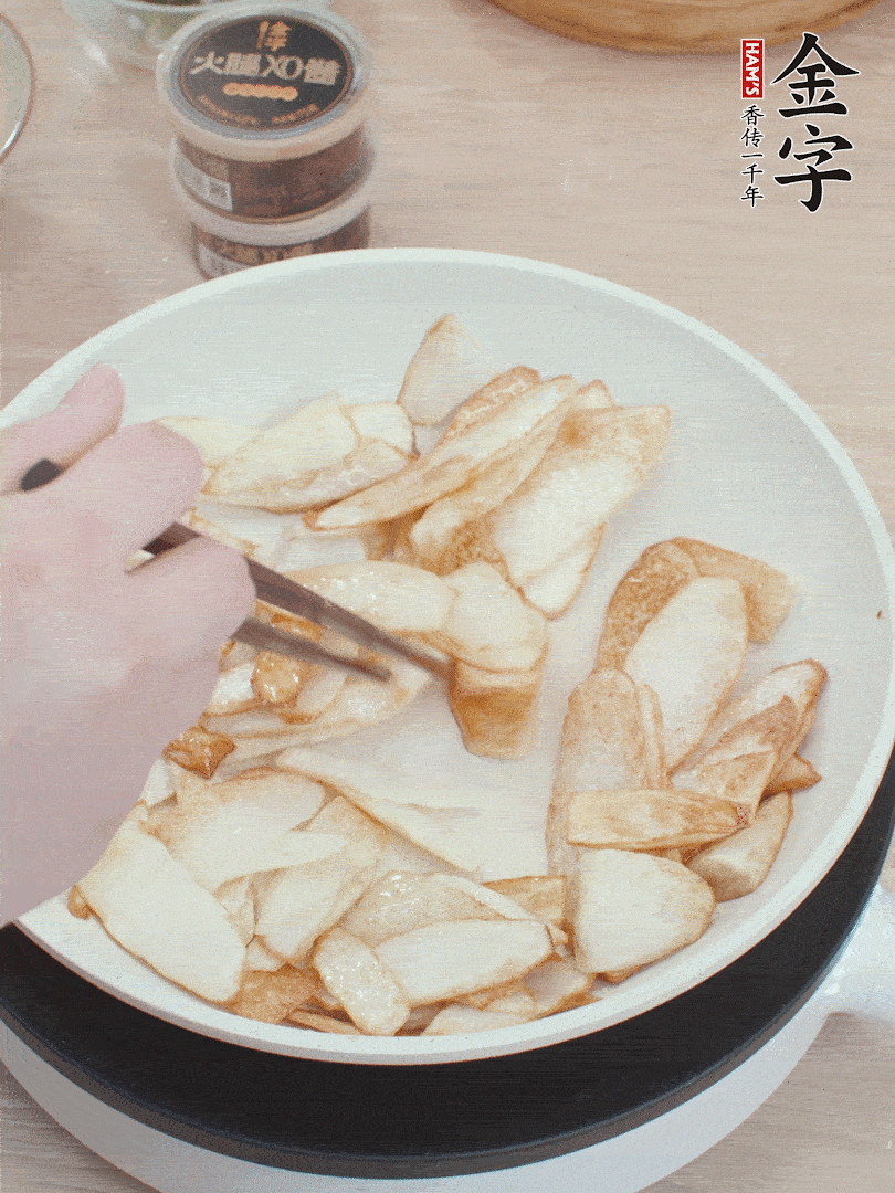 鍋中熱油，山藥煎至兩面金黃。