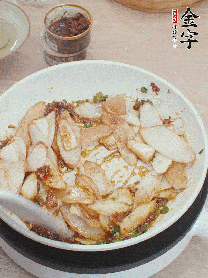 下山藥炒勻，撒蔥花。