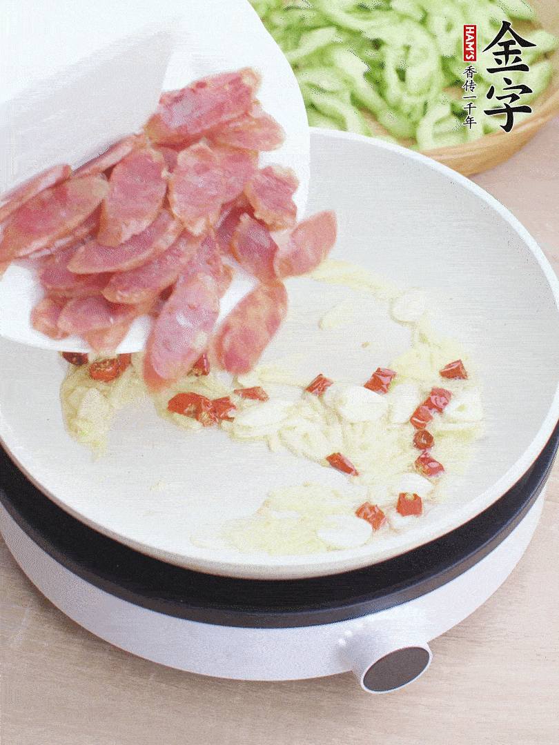 油5成熱時，姜、蒜、辣椒爆香。