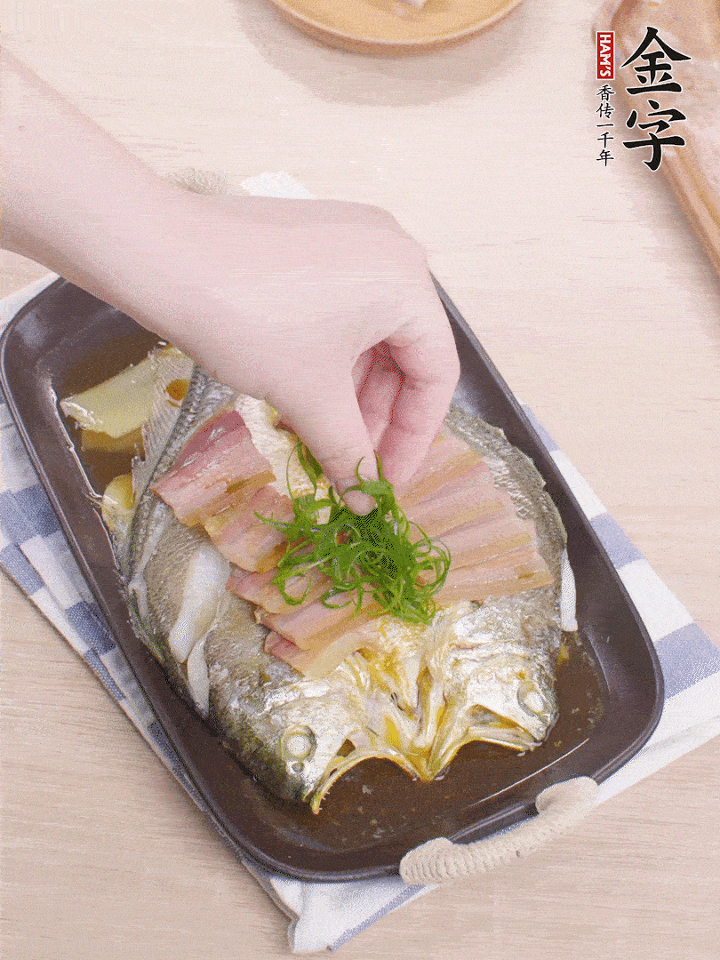 取出姜蔥，淋2勺蒸魚豉油，擺蔥絲。