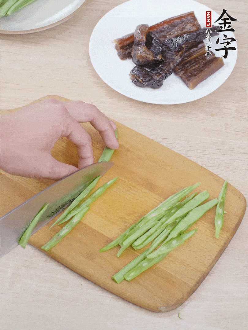 四季豆切絲。