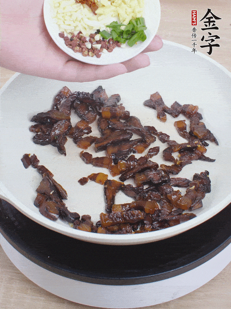 下蔥姜蒜、干辣椒、花椒粒炒香。