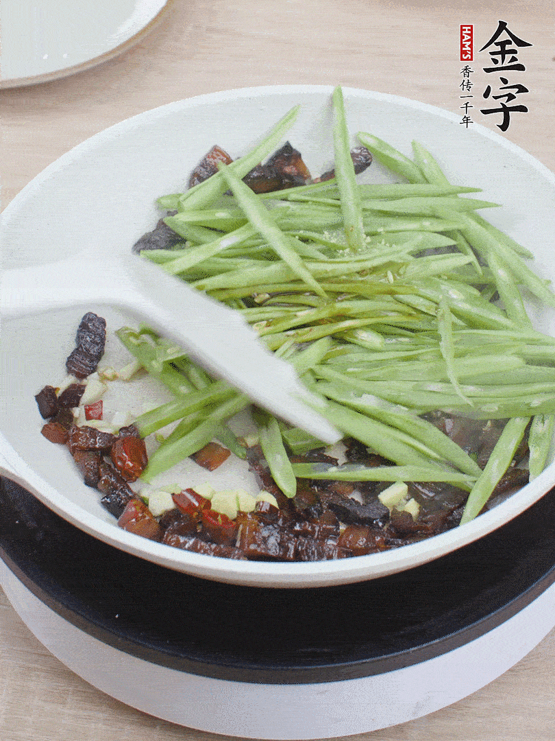 下豆角，生抽、雞精調(diào)味，炒到斷生。