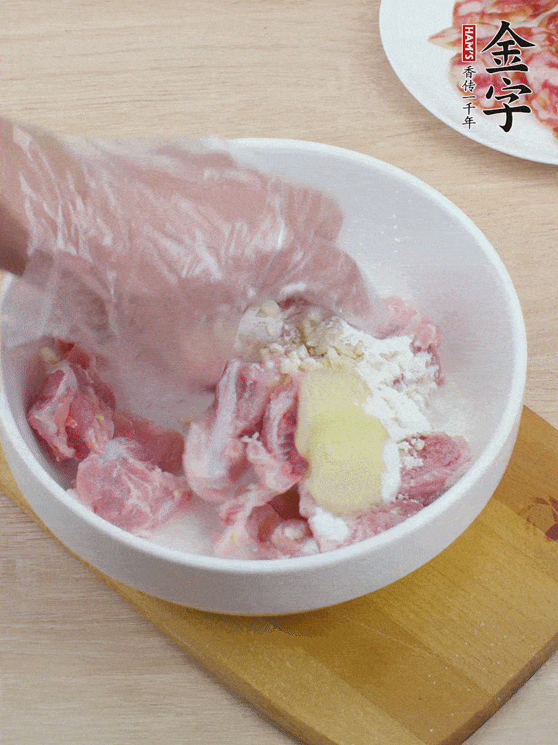 洗凈的小排，加鹽、姜、蒜末、淀粉、胡椒粉抓勻，腌制15分鐘。