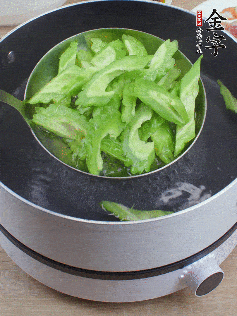 苦瓜去瓤切小塊，開(kāi)水中加鹽汆燙30秒。