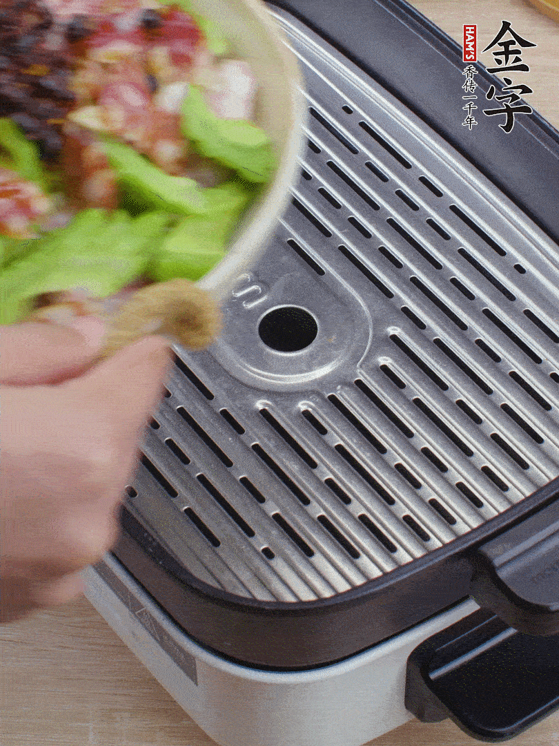 小排、苦瓜、香腸依次碼入，撒上豆豉蒸25分鐘。