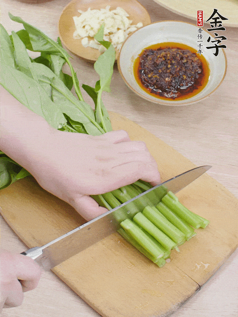 空心菜切段，大蒜拍碎切末。