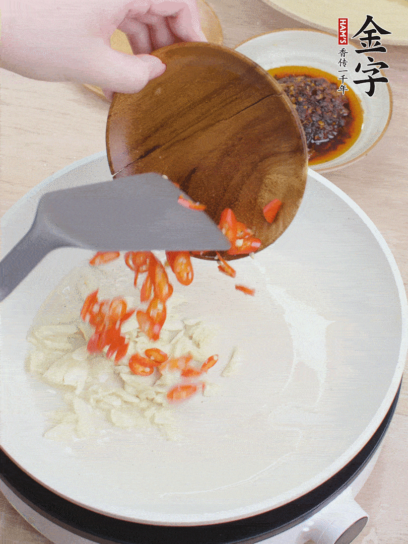 油熱煸香蒜末、辣椒。