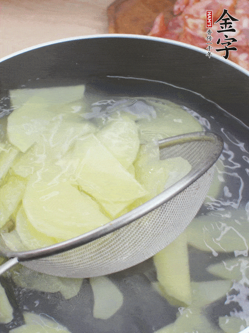 土豆去皮切片，汆燙1分鐘。香腸切薄片。