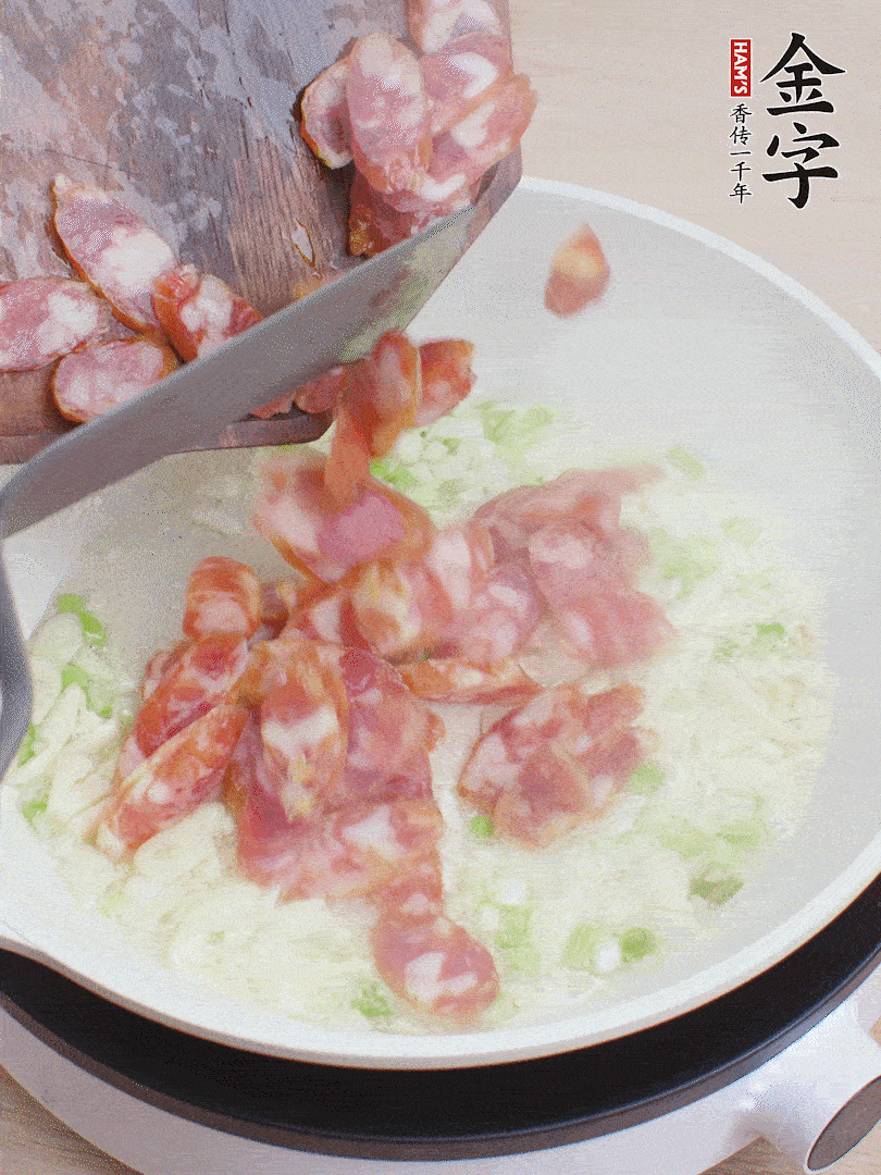 油5成熱，蒜末、蔥白爆香，下香腸炒出香味。