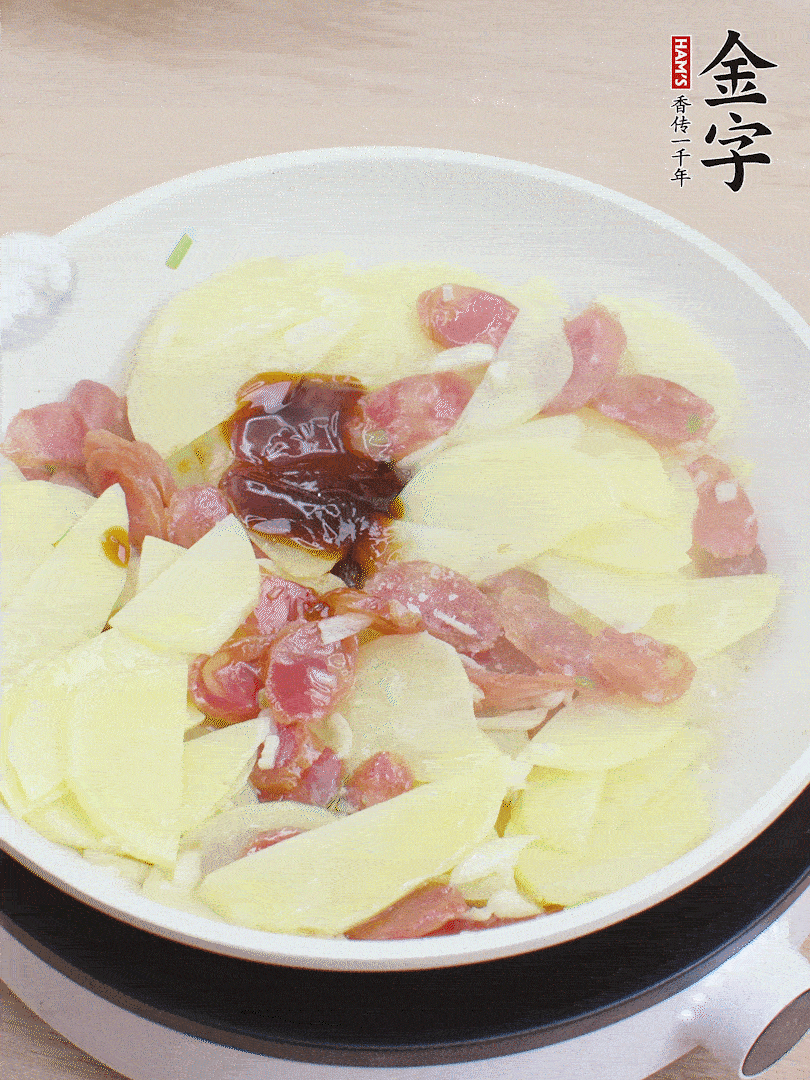 下土豆片，1勺生抽、1勺蠔油、1/3勺鹽、1/3勺糖炒至入味。