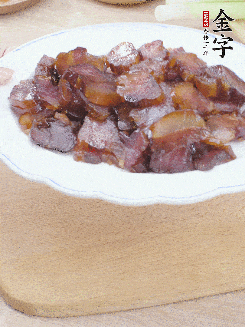 金字醬油肉水煮15分鐘，切薄片。