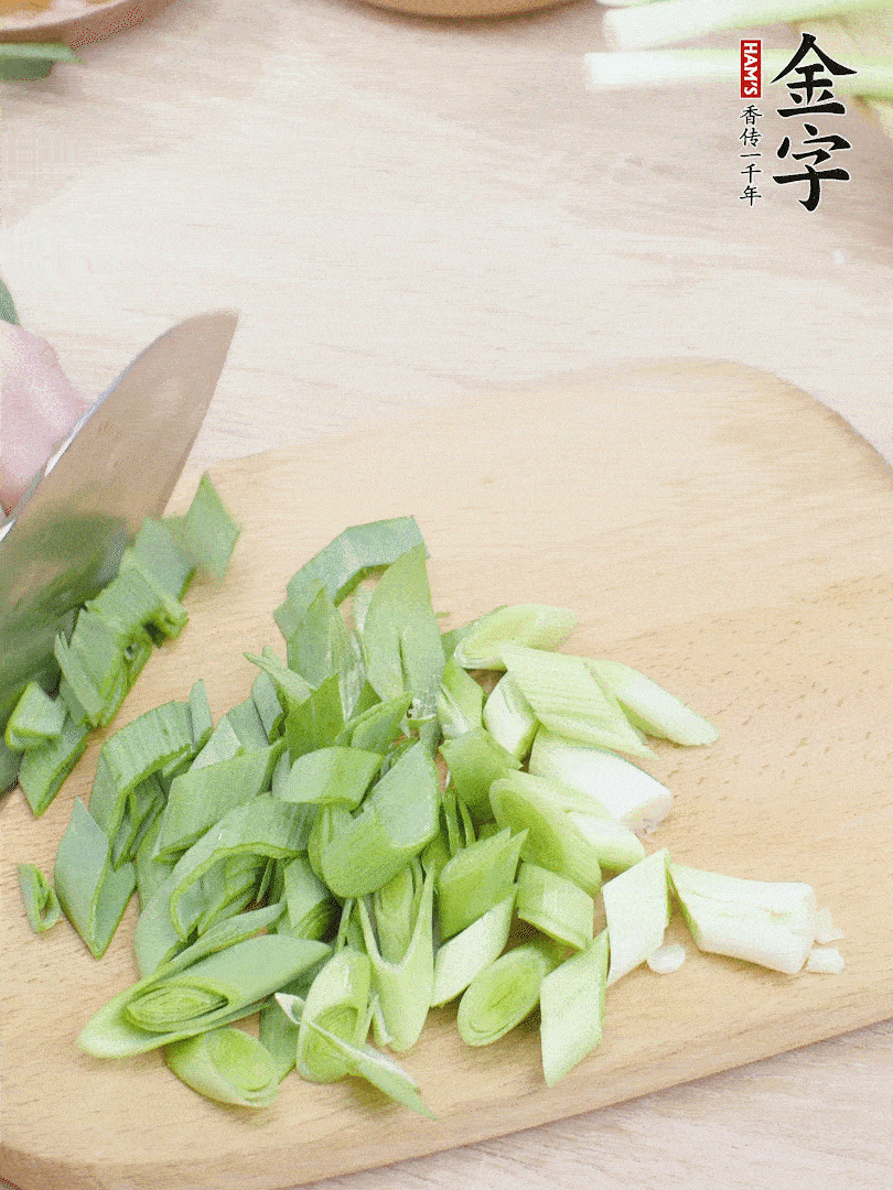 青蒜切段。（蒜白可以拍一下，再斜著切）