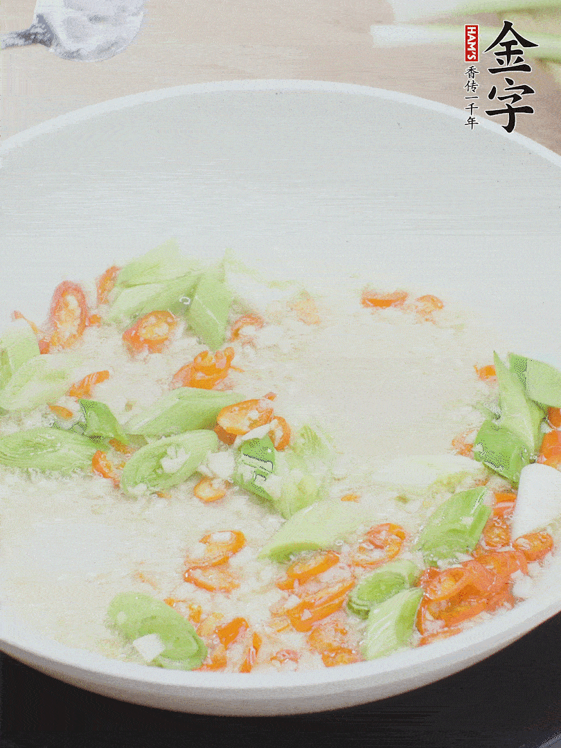 油5成熱時，下蒜末、辣椒、蒜白煸炒。