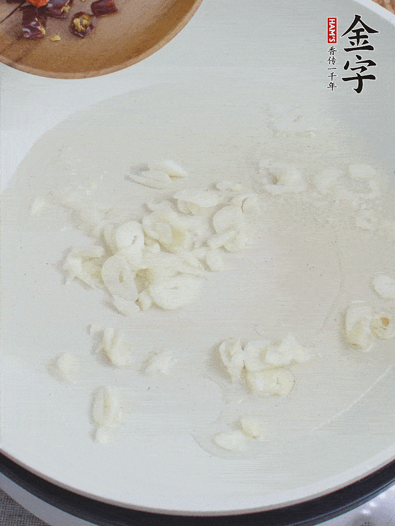 藕去皮，切成1cm見(jiàn)方的丁，放入清水浸泡。美人椒切圈。蒜切成末。