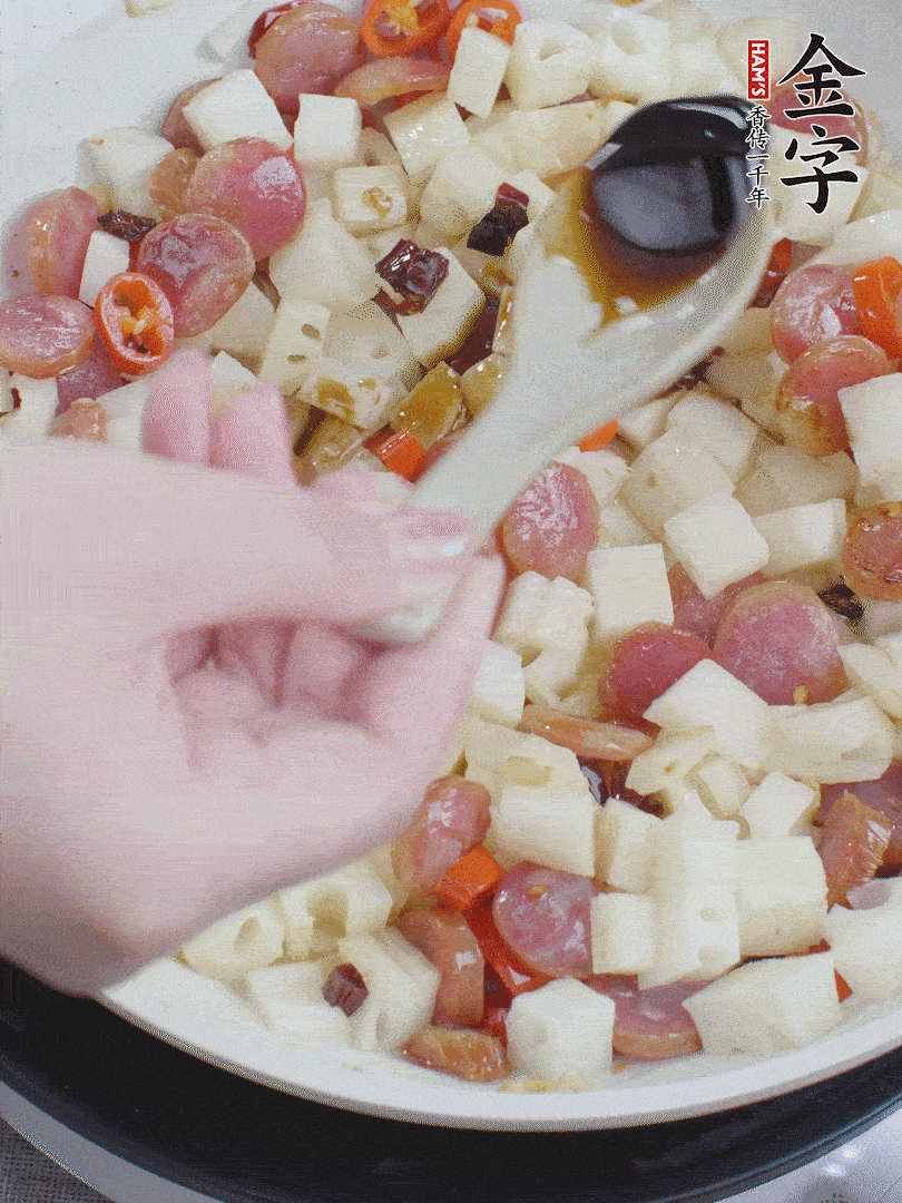 下藕丁，加生抽、香醋、白糖、鹽翻炒均勻。