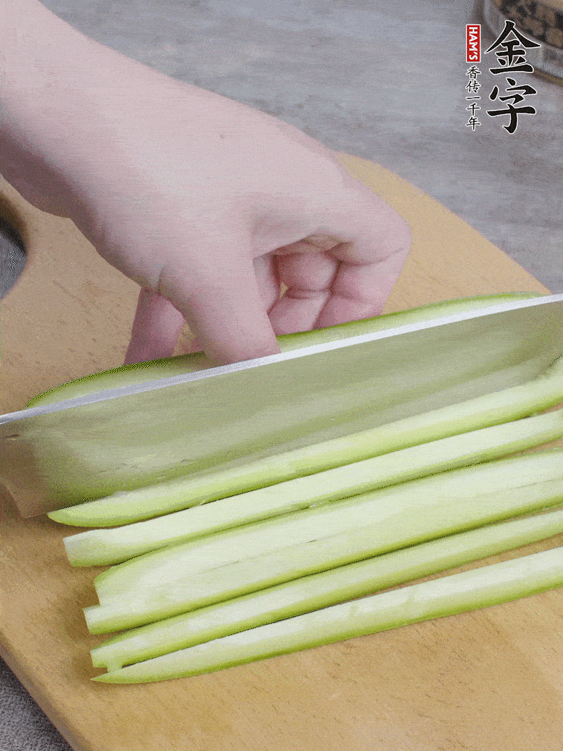 西葫蘆對(duì)半切，去瓤切條。