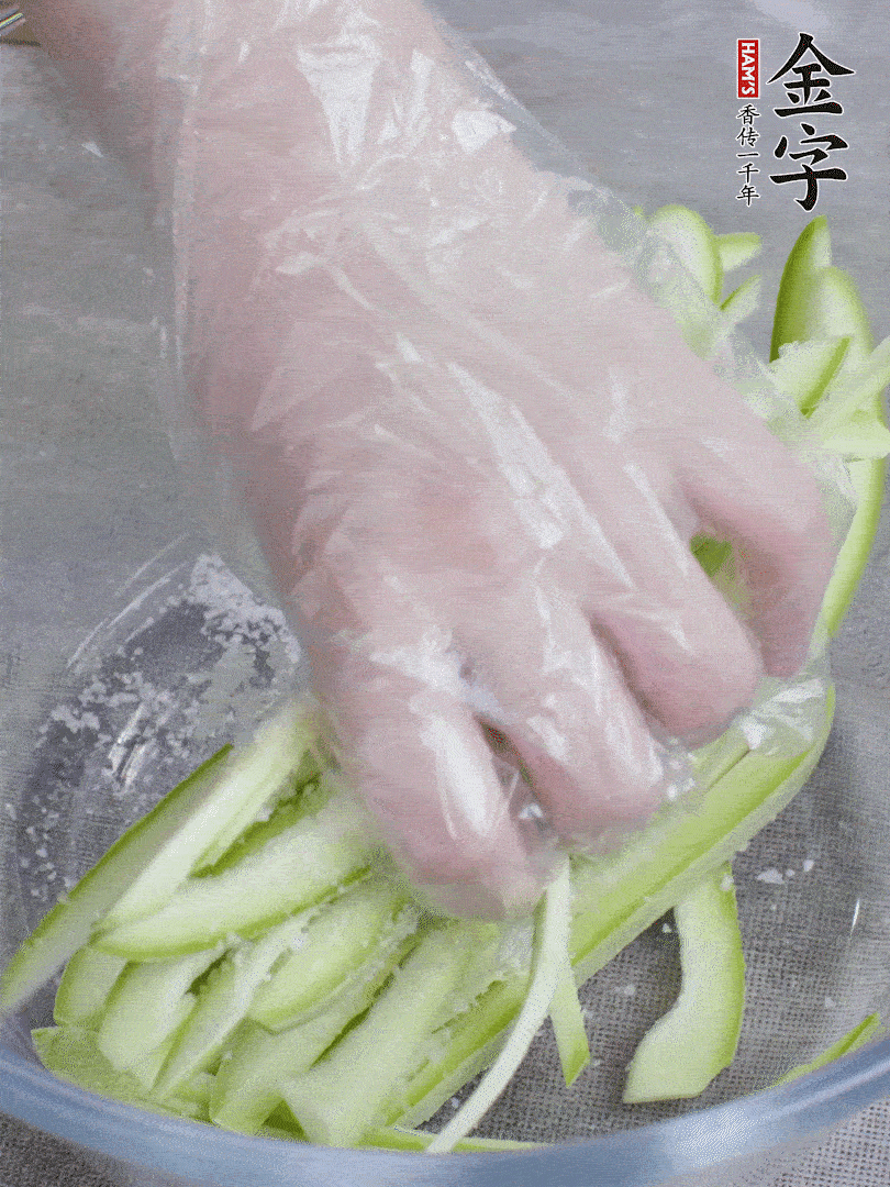 加鹽腌制15分鐘，清洗后擠干水份。