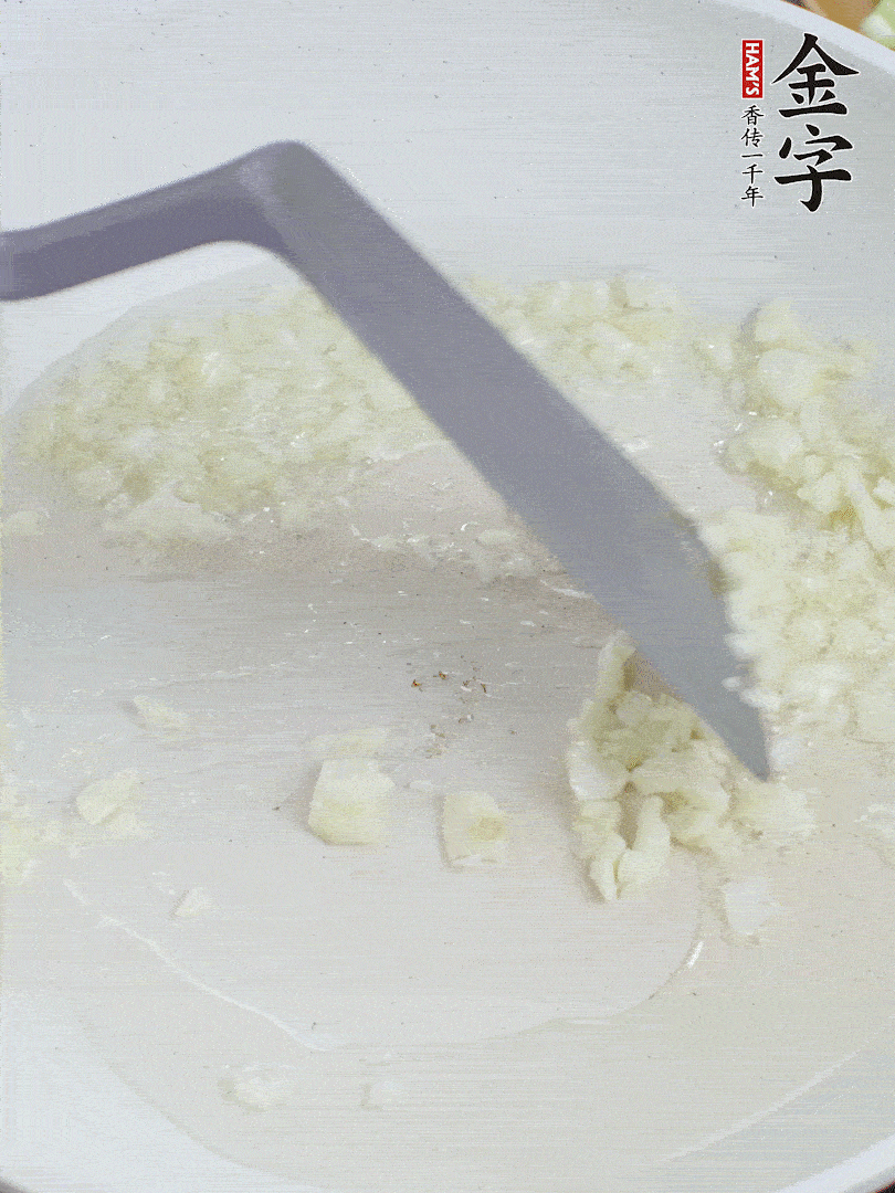 冷鍋熱油，下大蒜煎至兩面微黃。