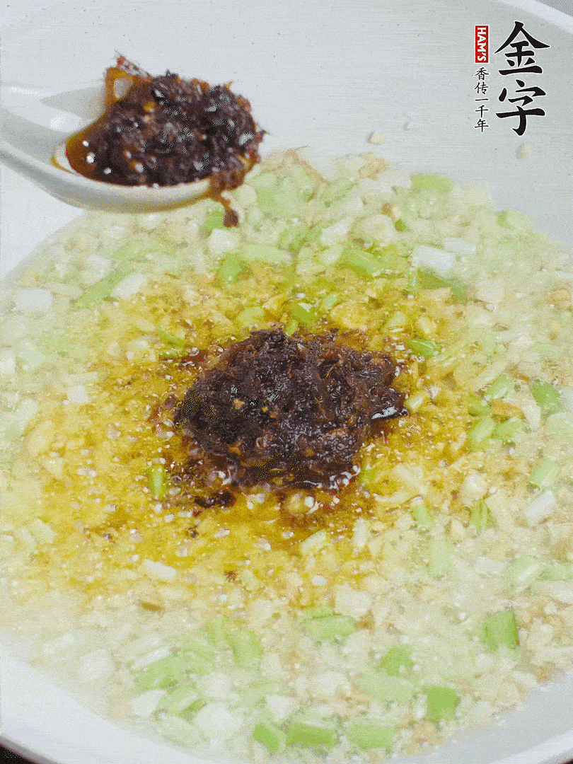 下蔥姜、1大勺金字火腿大師醬爆香。