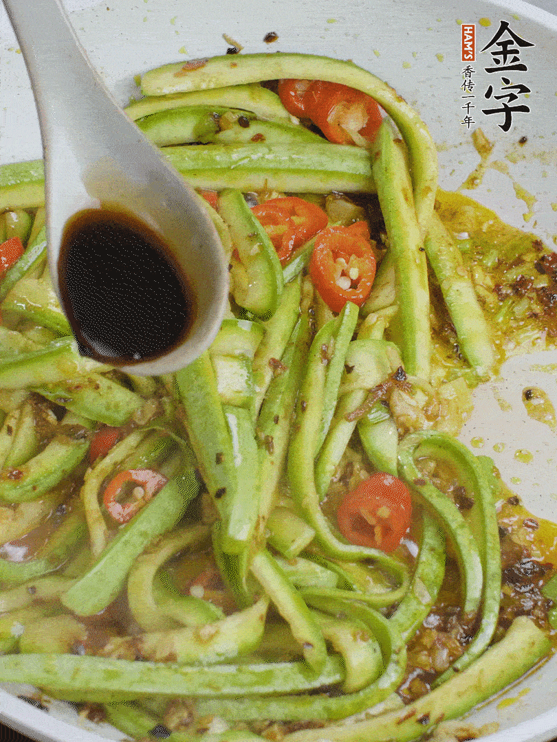 下西葫蘆，加1勺生抽、半勺蠔油、辣椒圈翻炒至斷生。