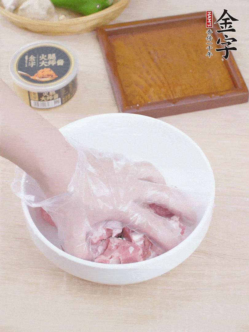 豬小排，加1勺料酒、1勺蠔油、1/3勺白胡椒粉、淀粉，抓拌均勻腌漬30分鐘。青椒去蒂去籽切塊。洋蔥去皮切塊。