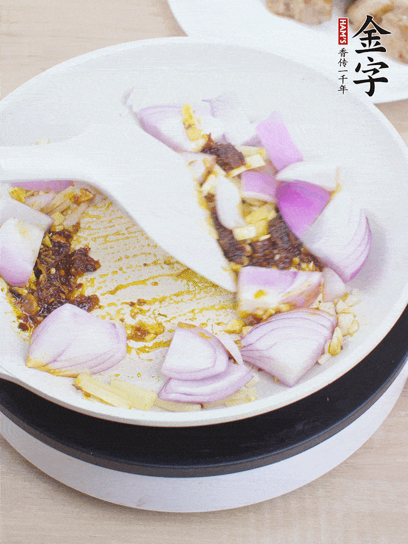 另起一鍋，姜、蒜末、1勺金字火腿大師醬、洋蔥塊炒香。