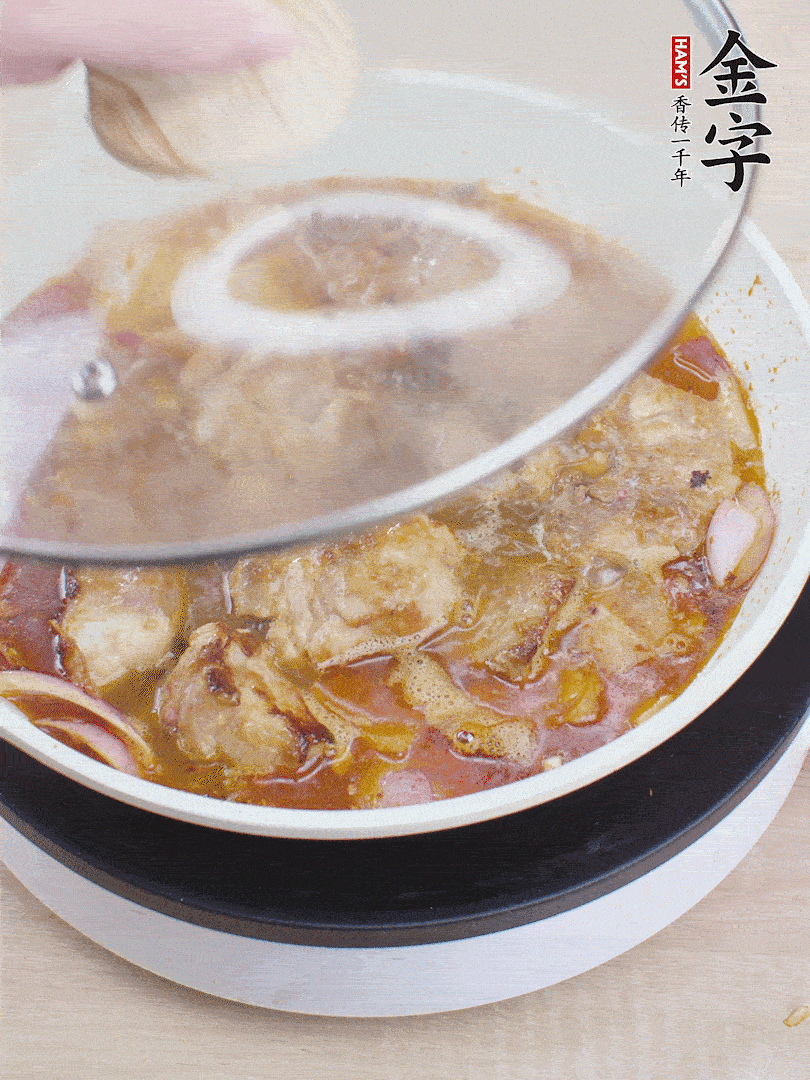 下小排翻炒，加1勺生抽、1點(diǎn)白砂糖和少許水燜2分鐘。