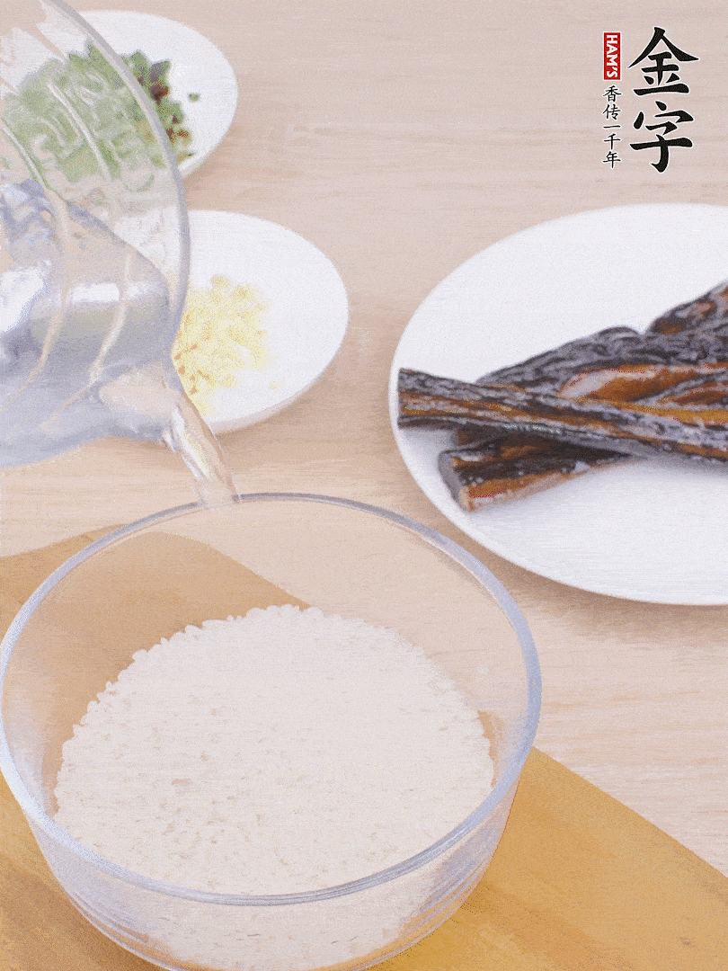 大米提前用清水浸泡1小時(shí)。