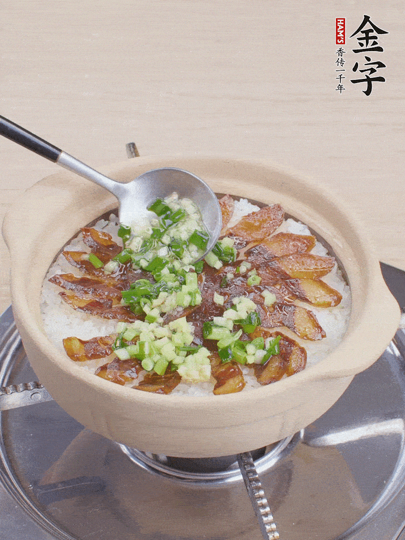 倒蔥姜醬再燜1分鐘。（也可以淋點(diǎn)生抽）