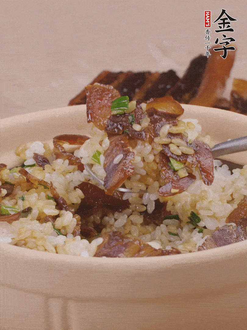 揭蓋后撒點(diǎn)蔥花裝飾，趁熱拌勻。