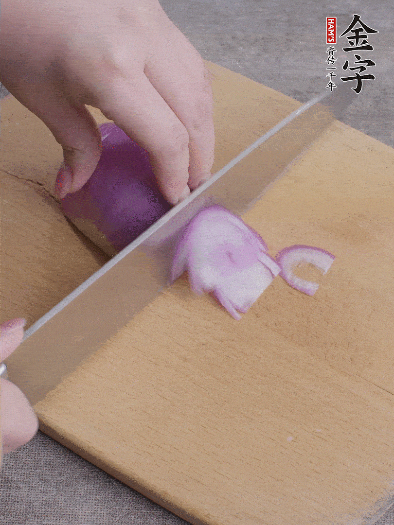 洋蔥切絲、蔥切段。