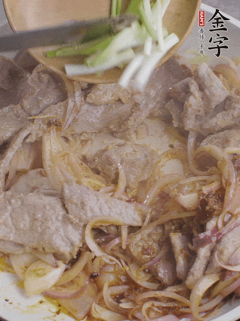 下牛肉、蔥段快炒。