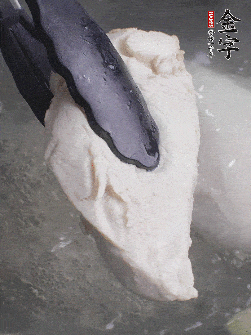 雞胸肉冷水下鍋，加姜片煮熟。過冰水撕成細(xì)絲。