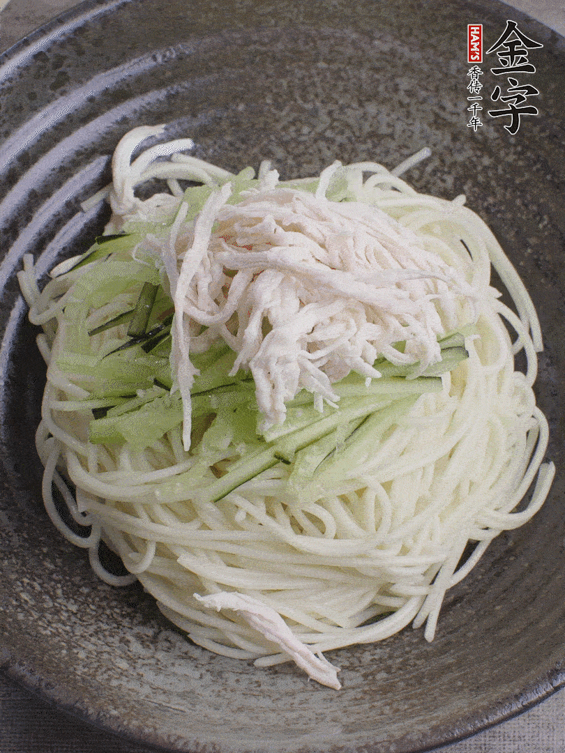 堿水面（熟）倒入大碗中，鋪上黃瓜絲、雞絲。