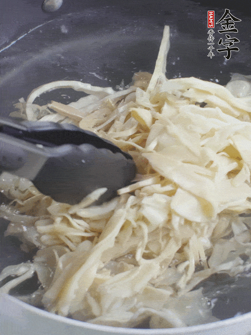 糯米筍焯水1分鐘，過涼水，擠干水份。