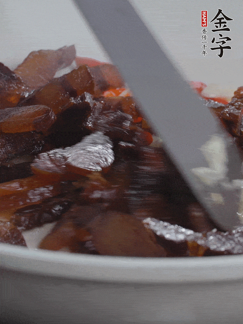 下醬油肉，煸出油脂。