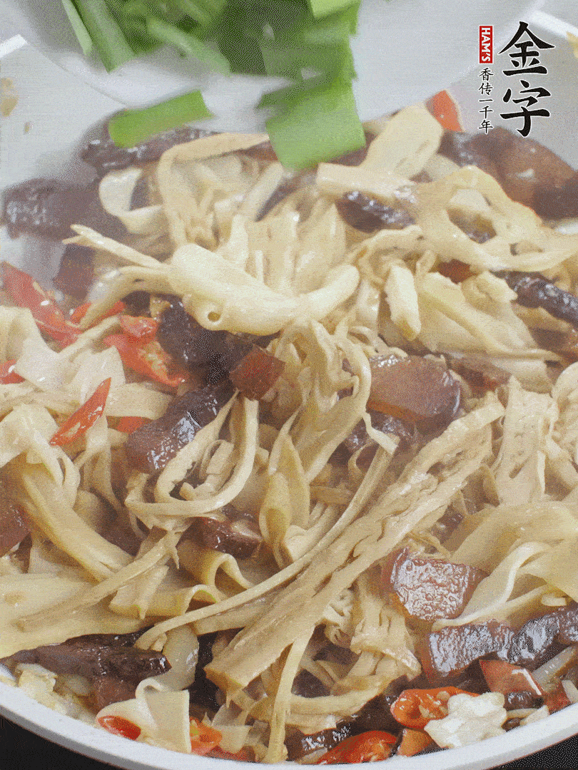 翻炒均勻，下蒜葉。