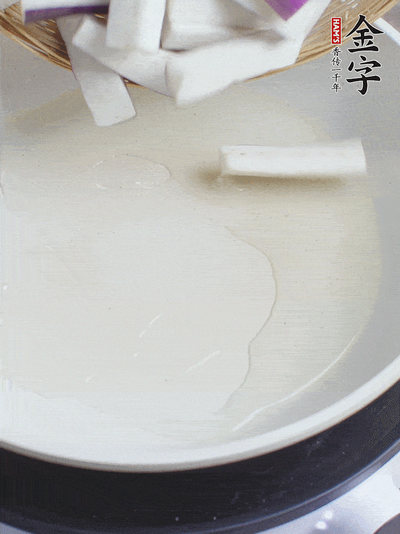 杭茄洗凈去蒂，縱向剖成4份，切成長(zhǎng)10cm左右的段。白洋蔥切絲?？谀⑾磧羧サ舯?。紅椒切菱形片。