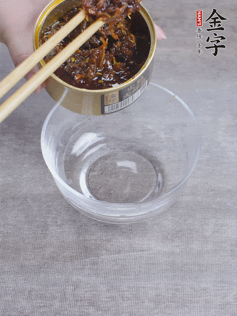 金字火腿大師醬2勺、醬油1勺、白砂糖1/2勺調(diào)勻。