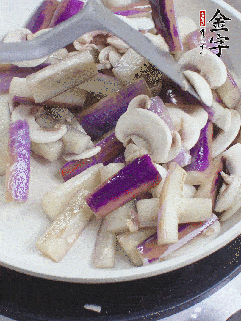 油五成熱，放茄子和口蘑煸至軟縮，取出備用。