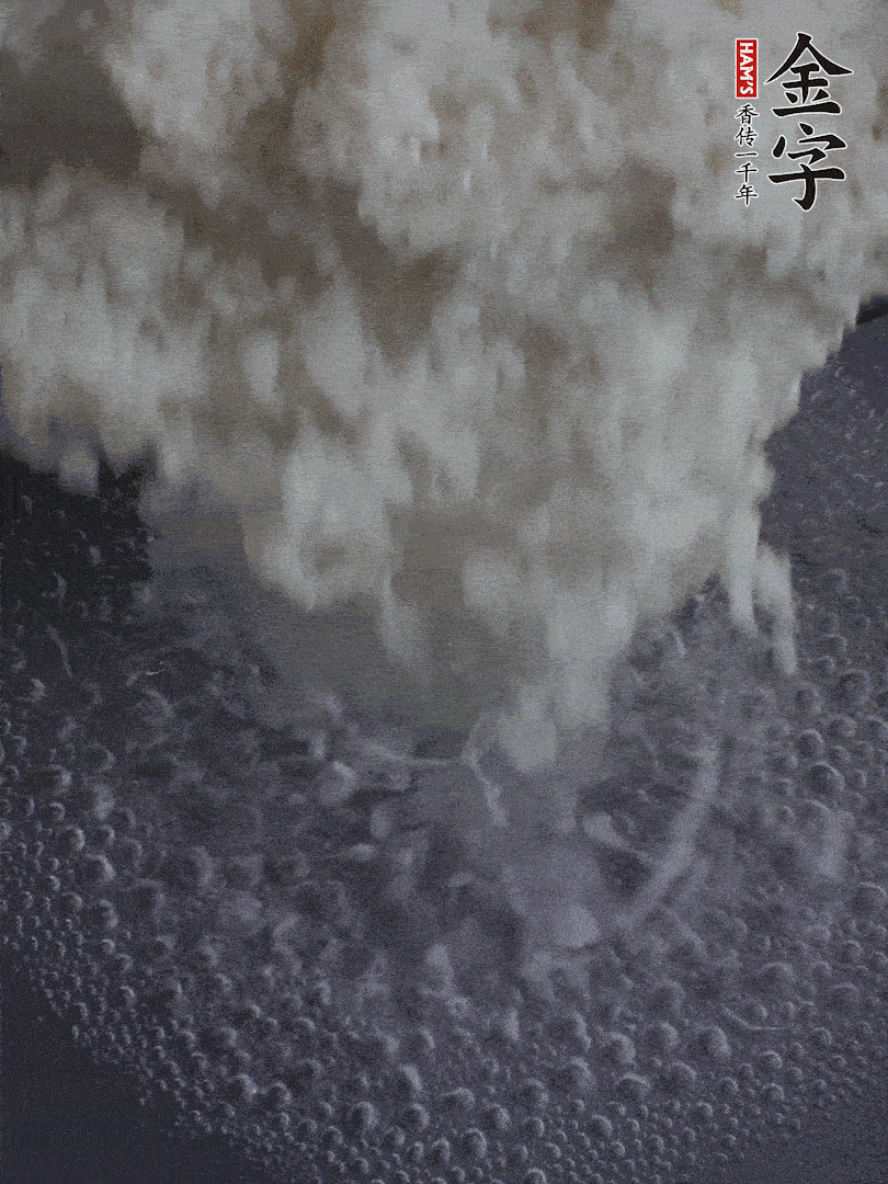 浸泡好的大米，沸水下鍋煮5分鐘，撈出瀝干。