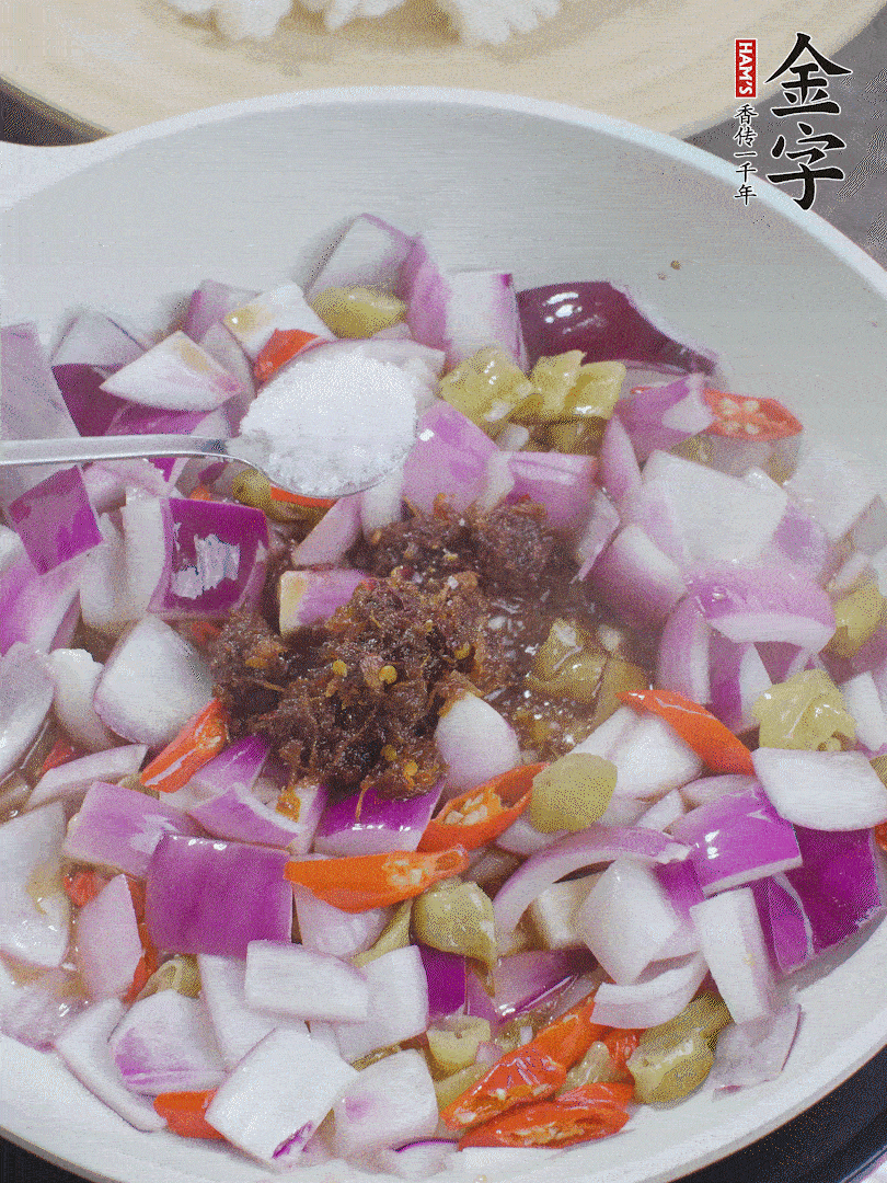 加1大勺金字火腿大師醬、2勺生抽、1勺糖，翻炒。