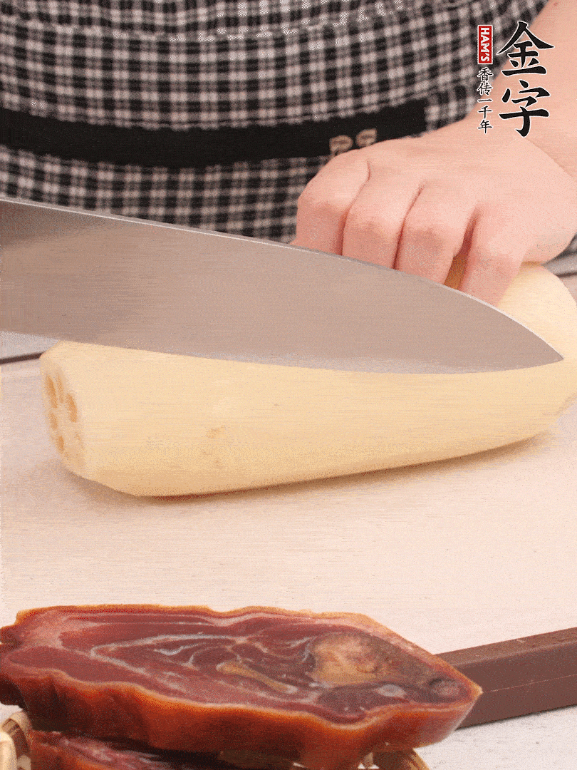 蓮藕削皮切塊。