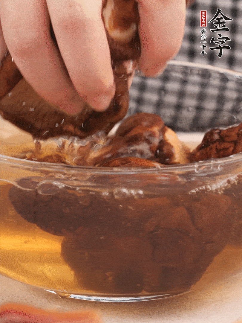 干香菇溫水泡發(fā)，去蒂洗凈切十字。