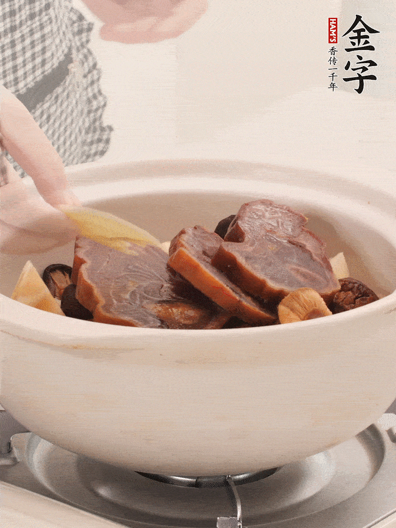 火腿、蓮藕、香菇放入砂鍋，加2片姜片，加水沒過1指。