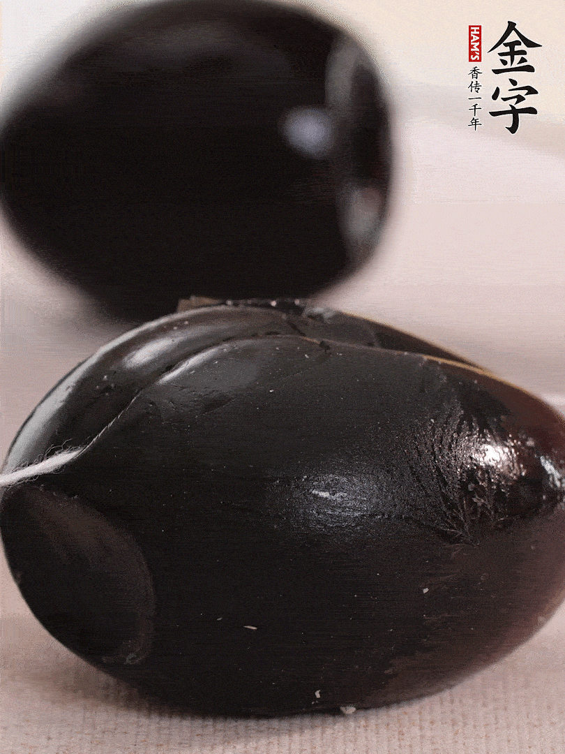 娃娃菜金針菇去跟洗凈，皮蛋改刀。