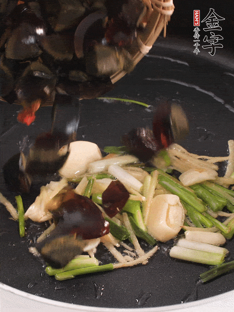 熱油爆香蔥姜，放入皮蛋翻炒至氣泡。